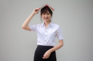 Taylandlı yetişkin üniversite üniforması güzel kız ve kırmızı kitap.