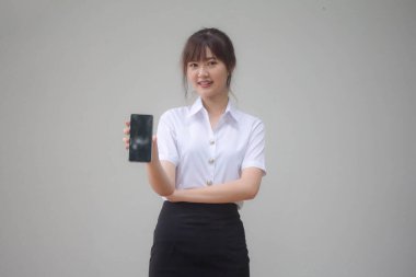 Taylandlı yetişkin üniversite üniforması güzel kız akıllı telefonunu göster.