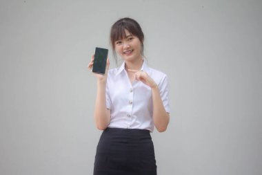 Taylandlı yetişkin üniversite üniforması güzel kız akıllı telefonunu göster.