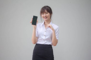 Taylandlı yetişkin üniversite üniforması güzel kız akıllı telefonunu göster.