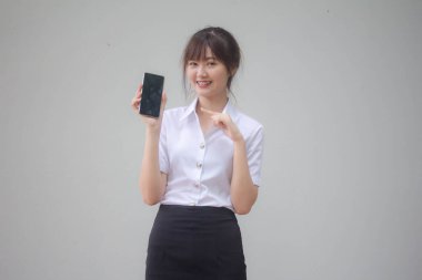 Taylandlı yetişkin üniversite üniforması güzel kız akıllı telefonunu göster.