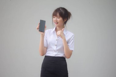 Taylandlı yetişkin üniversite üniforması güzel kız akıllı telefonunu göster.