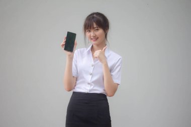 Taylandlı yetişkin üniversite üniforması güzel kız akıllı telefonunu göster.