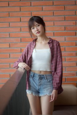 Asya Taylandlı genç Japon tişörtü. Güzel kız mutlu ve rahat.