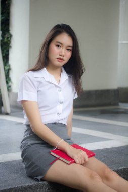 Tayland porseleni yetişkin ofis kızı beyaz gömlek rahatla ve gülümse