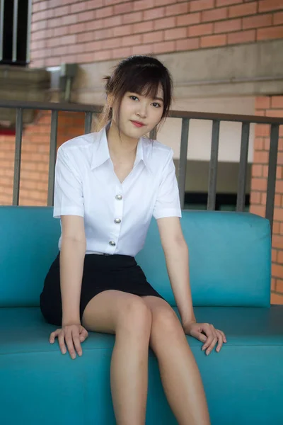 Portret Van Thai Volwassen Student Universiteit Uniform Mooi Meisje Ontspannen — Stockfoto