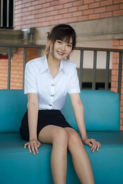 Porträt Von Thailändischen Erwachsenen Studenten Uniform Schöne Mädchen Entspannen Und — Stockfoto