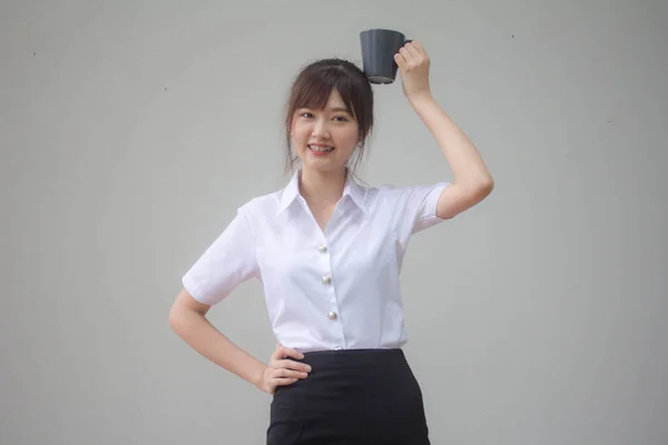 Taylandlı Yetişkin Öğrenci Üniformasının Portresi Güzel Kahve Içiyor — Stok fotoğraf