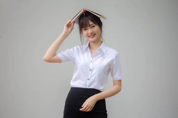 Taylandlı Yetişkin Üniversite Üniforması Güzel Kız Kırmızı Kitap — Stok fotoğraf