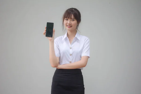 泰国人大学生制服漂亮女孩展示她的智能手机 — 图库照片