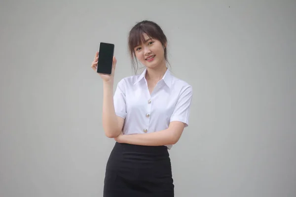 Tailandês Adulto Estudante Universidade Uniforme Bela Menina Mostrar Seu Telefone — Fotografia de Stock
