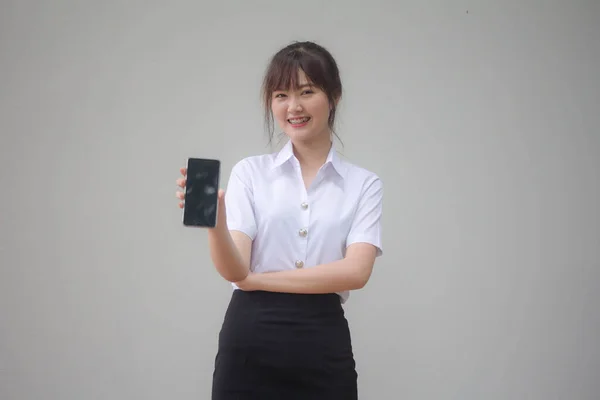 Taylandlı Yetişkin Üniversite Üniforması Güzel Kız Akıllı Telefonunu Göster — Stok fotoğraf