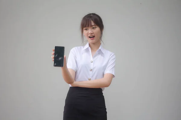 Thai Adult Student Universität Uniform Hübsch Mädchen Zeigen Sie Smartphone — Stockfoto