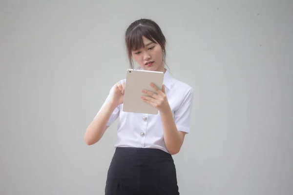 Taylandlı Yetişkin Öğrenci Üniforması Tabletini Kullanan Güzel Bir Kızın Portresi — Stok fotoğraf