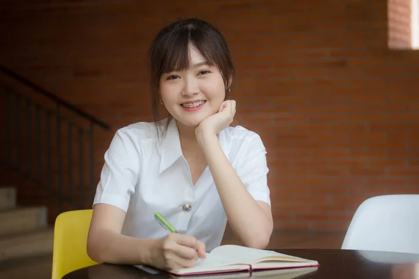 Taylandlı Yetişkin Öğrenci Üniformasının Portresi Güzel Kız Kitap Yaz — Stok fotoğraf