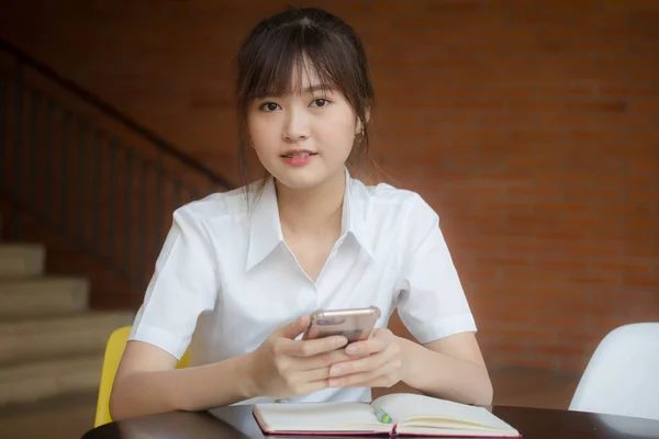 Portret Tajskiego Dorosłego Studenta Uniwerek Piękna Dziewczyna Pomocą Jej Smartfona — Zdjęcie stockowe