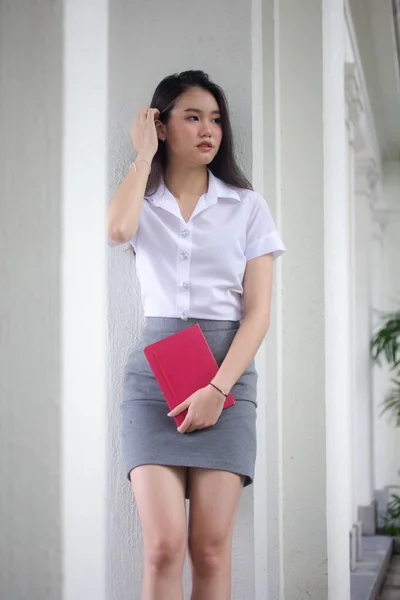 Thai Adult Student Universität Uniform Schöne Mädchen Entspannen Und Lächeln — Stockfoto