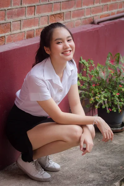 Tailandese Adulto Studente Università Uniforme Bella Ragazza Relax Sorriso — Foto Stock