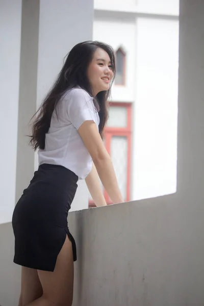 Tailandês Adulto Estudante Universidade Uniforme Bela Menina Relaxar Sorrir — Fotografia de Stock