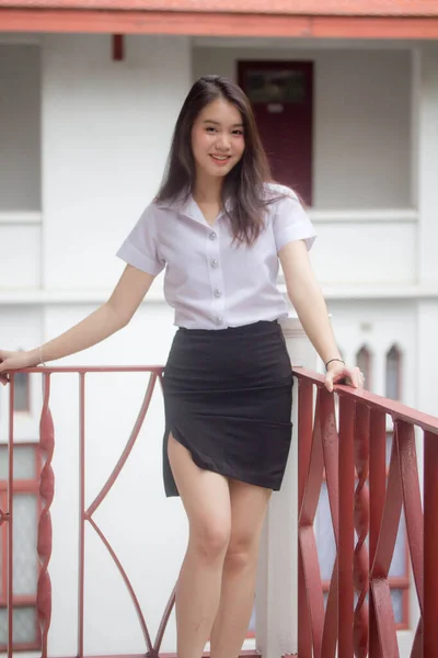 Tailandês Adulto Estudante Universidade Uniforme Bela Menina Relaxar Sorrir — Fotografia de Stock