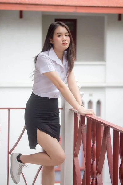 Tailandês Adulto Estudante Universidade Uniforme Bela Menina Relaxar Sorrir — Fotografia de Stock