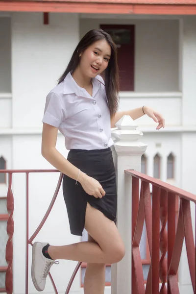 Tailandês Adulto Estudante Universidade Uniforme Bela Menina Relaxar Sorrir — Fotografia de Stock