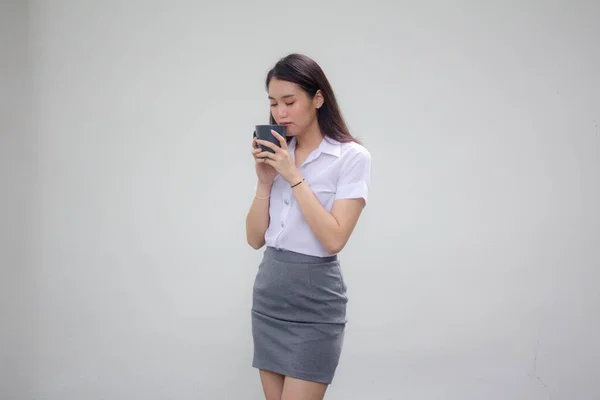 タイの肖像中国大人のオフィスの女の子白いシャツコーヒーを飲む — ストック写真