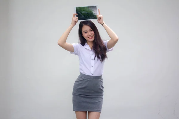 Retrato Mujer Trabajadora Tailandesa Camisa Blanca Mostrar Tableta —  Fotos de Stock