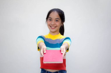 Asia Thai gençlik tişörtü güzel kız bir kitap göster