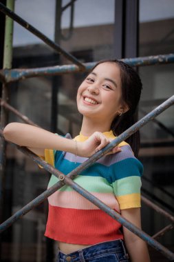 Asia Thai gençlik tişörtü güzel kız gülümse ve rahatla