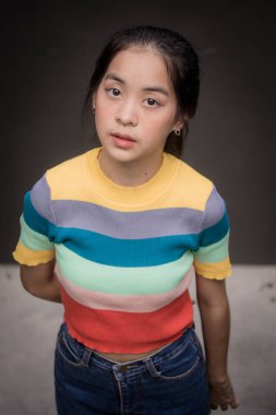 Asia Thai gençlik tişörtü güzel kız gülümse ve rahatla