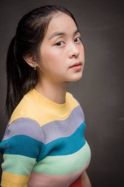 Asia Thai gençlik tişörtü güzel kız gülümse ve rahatla