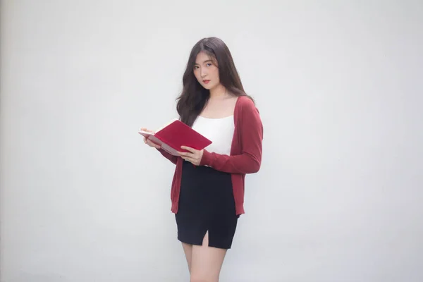 Taylandlı Yetişkin Kadın Portresi Beyaz Gömlek Kırmızı Kitap Okuyor — Stok fotoğraf