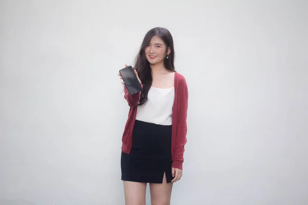 Taylandlı Yetişkin Kadın Portresi Beyaz Gömlek Akıllı Telefon Gösteriyor — Stok fotoğraf