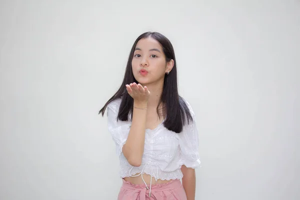 Asya Taylandlı Genç Beyaz Tişörtlü Güzel Kız Bir Öpücük Gönder — Stok fotoğraf