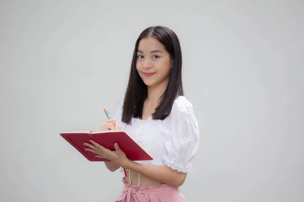 Asia Tailandés Adolescente Blanco Camiseta Hermosa Chica Escribir Libro — Foto de Stock