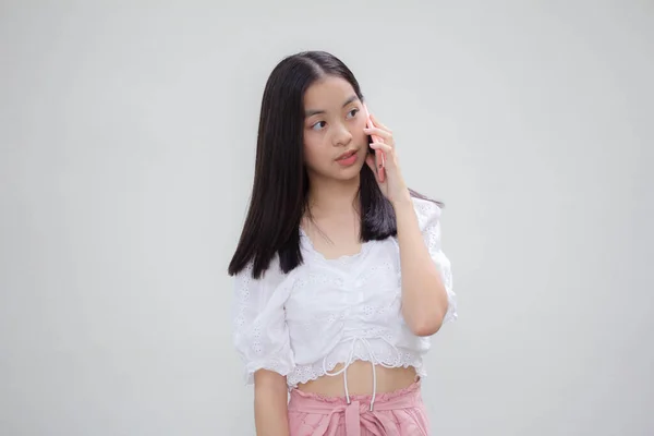 Asya Taylandlı Ergen Japon Tişörtü Güzel Kız Akıllı Telefonu Arıyor — Stok fotoğraf