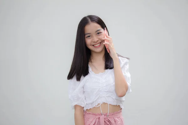 アジアタイ人ティーン日本のティーンホワイトTシャツ美しいです女の子と呼ばれるスマートフォン — ストック写真