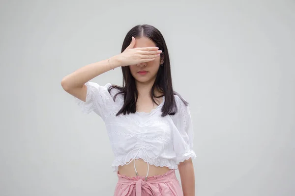 Asia Tailandesa Adolescente Blanco Camiseta Hermosa Chica Mires —  Fotos de Stock