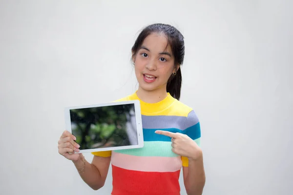 Azië Thai Tiener Kleur Shirt Mooi Meisje Toon Haar Tablet — Stockfoto