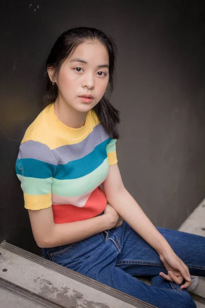 アジアタイティーンカラーTシャツ美しいです女の子笑顔とリラックス — ストック写真