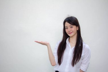 Taylandlı yetişkin kadın işçi portresi beyaz gömlekli, elini göster.