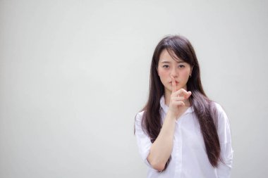 Taylandlı yetişkin kadın çalışan beyaz gömleğin portresi. Bakma.