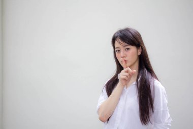 Taylandlı yetişkin kadın çalışan beyaz gömleğin portresi. Bakma.