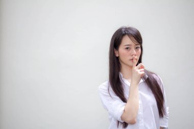 Taylandlı yetişkin kadın çalışan beyaz gömleğin portresi. Bakma.