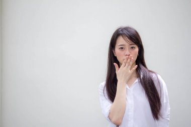 Taylandlı yetişkin kadın çalışan beyaz gömleğin portresi. Bakma.