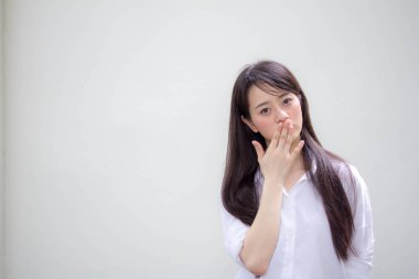 Taylandlı yetişkin kadın çalışan beyaz gömleğin portresi. Bakma.