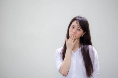 Taylandlı yetişkin kadın çalışan beyaz gömleğin portresi. Bakma.