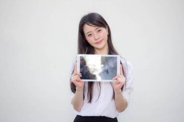 Tayland portresi yetişkin ofis kızı beyaz gömleği tabletini göster.