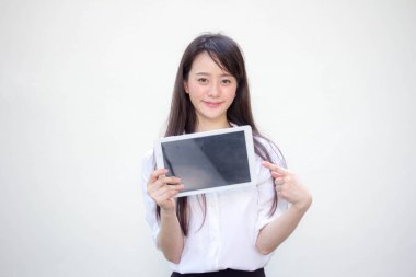 Tayland portresi yetişkin ofis kızı beyaz gömleği tabletini göster.